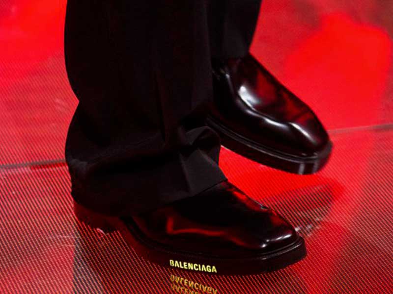 Today yes, we talk about the Balenciaga’ “LED” shoes