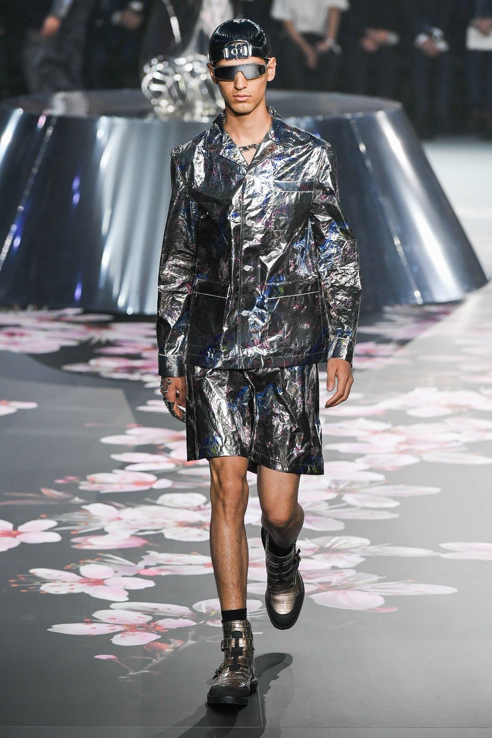 UPDATE: Kim Jones' Dior FW19 Collection Puts Artful Motifs and Proportions  in Focus