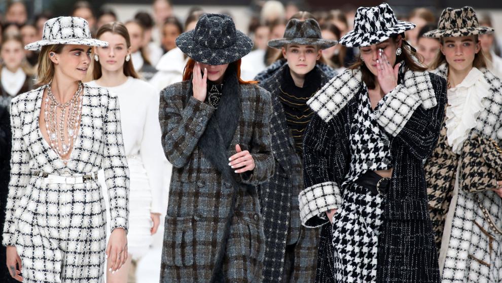 Cara Delevingne and Penelope Cruz Walk Karl Lagerfeld's Final Chanel Show  at Paris Fashion Week