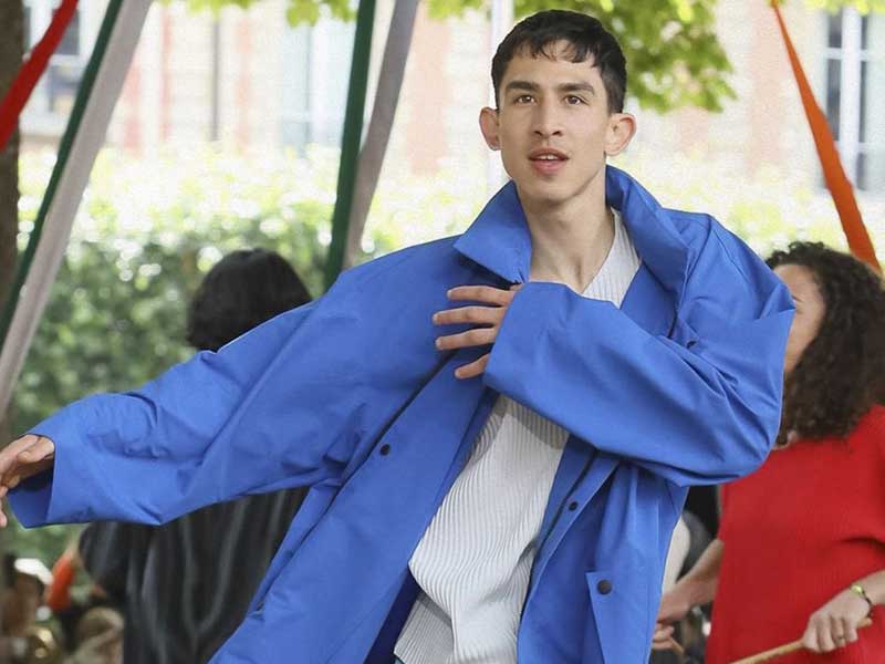 Issey Miyake SS20 >>> Colores al aire libre