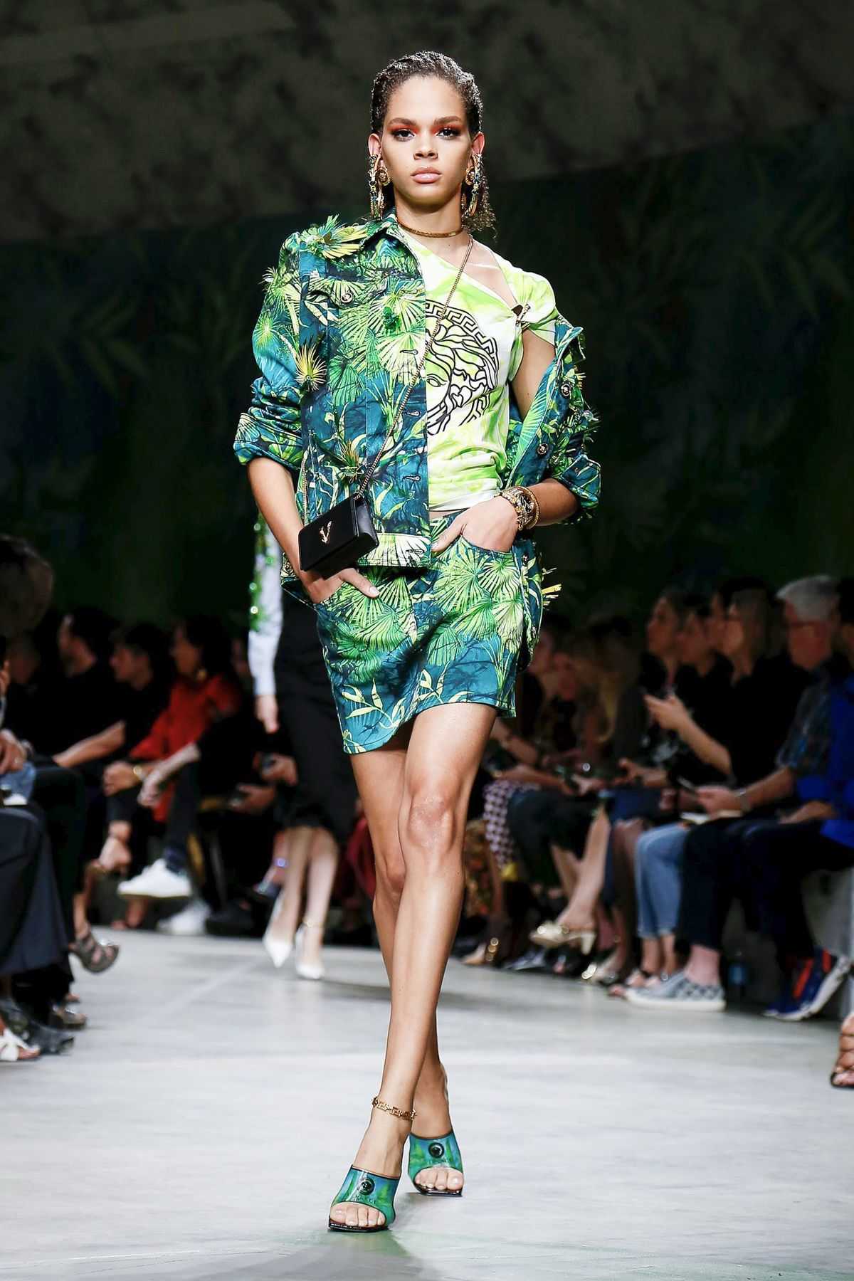 OK Google, shows Versace SS 2020 - HIGHXTAR.