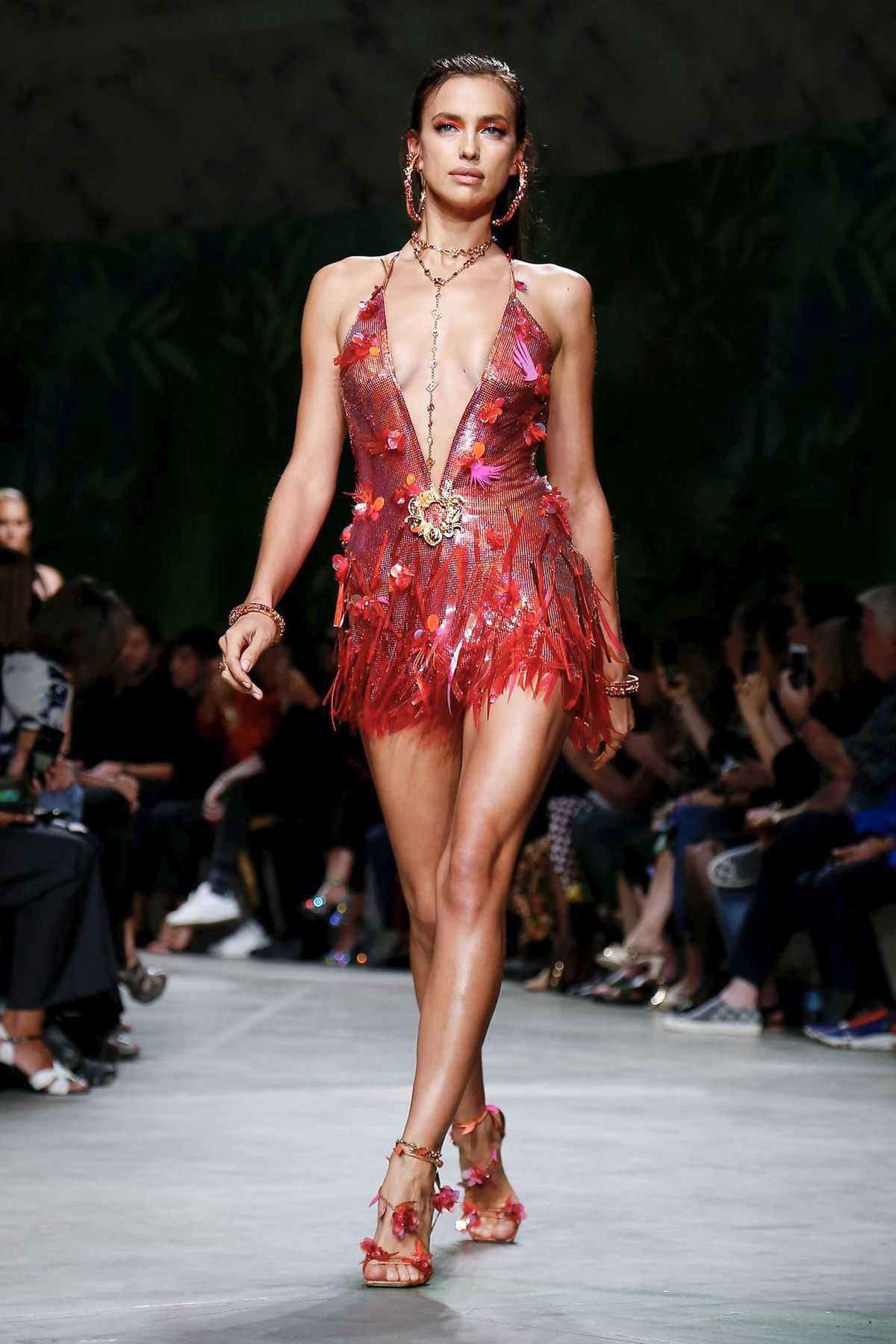 OK Google, shows Versace SS 2020 - HIGHXTAR.