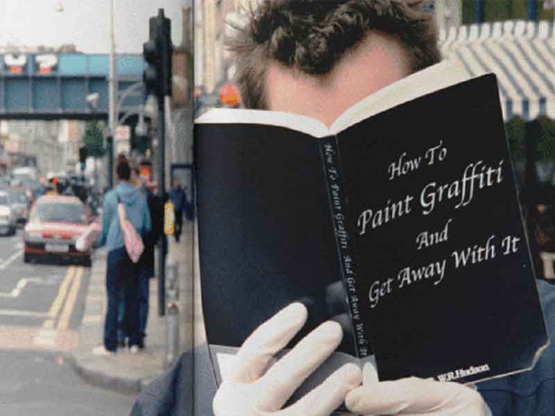 Former Banksy agent publishes unpublished images of the artist
