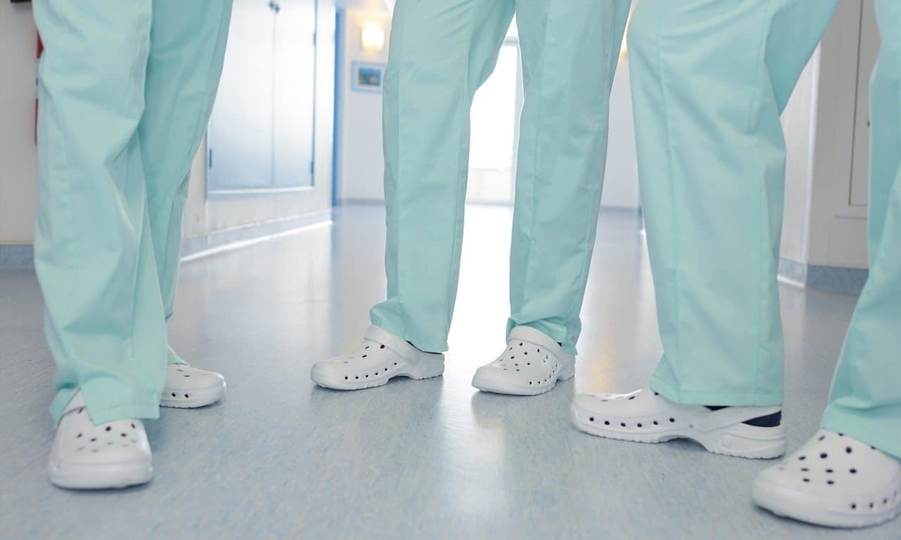 sapatos crocs para hospital