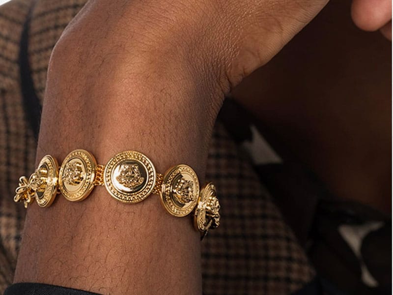 Los llamativos accesorios de Versace: la cadena y la pulsera de medallón de oro