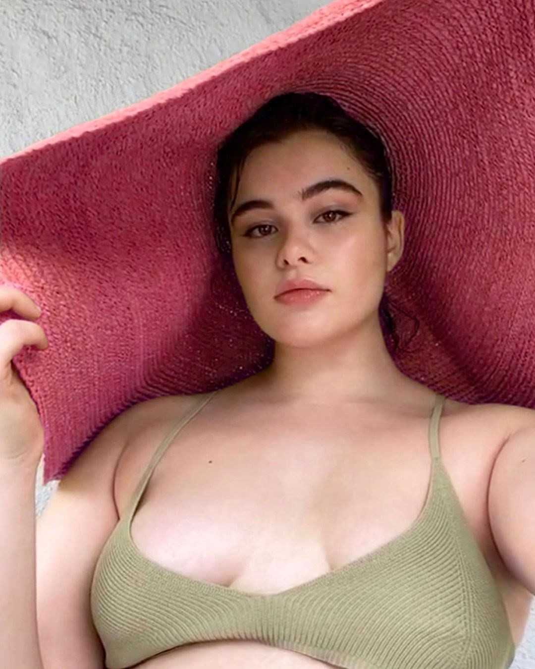 The curves are beautiful, Barbie Ferreira for Jacquemus shows it - HIGHXTAR.