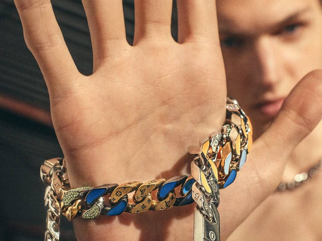 Los accesorios y joyas de Louis Vuitton son todo monogram - HIGHXTAR.