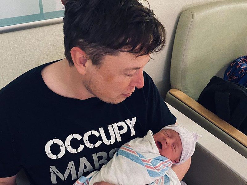 Elon Musk y Grimes cambian de nombre a su bebé