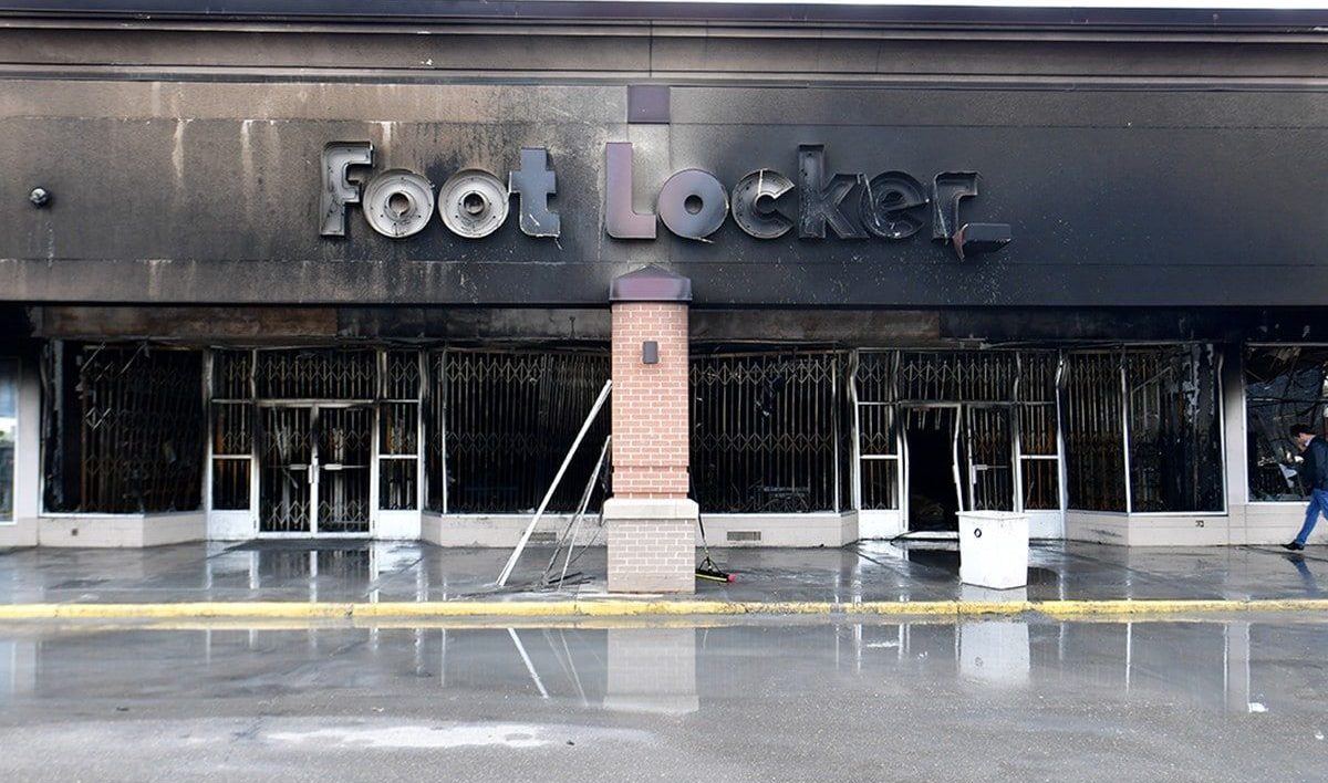 Foot Locker saqueada en protesta al asesinato de George Floyd