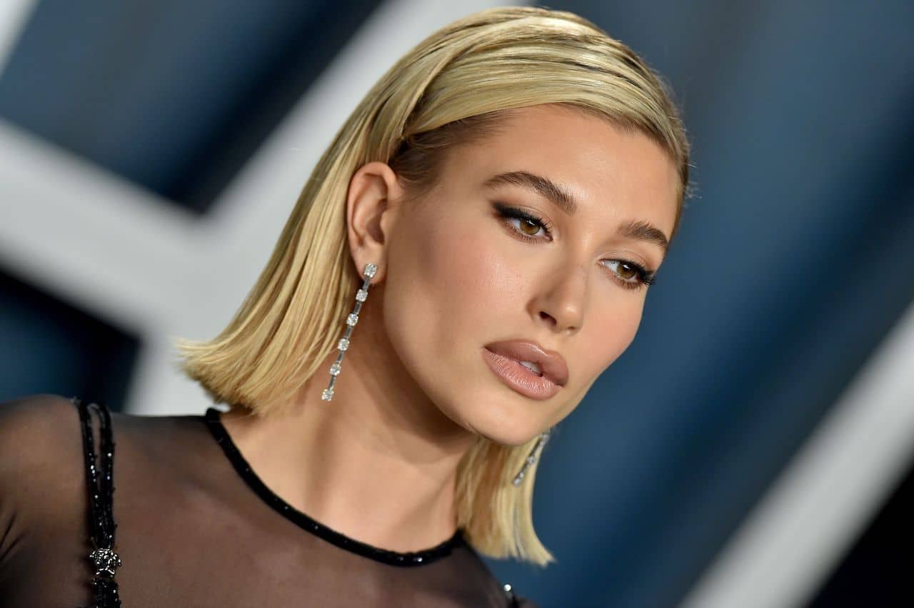 Hailey Baldwin sues her doctor for revealing her plastic surgeries.