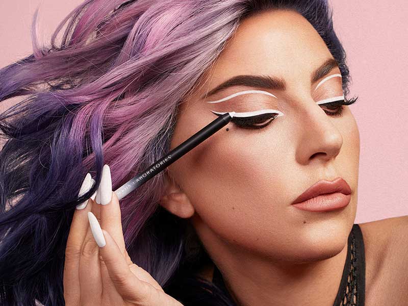 Lady Gaga protagoniza la campaña de su propia colección de maquillaje
