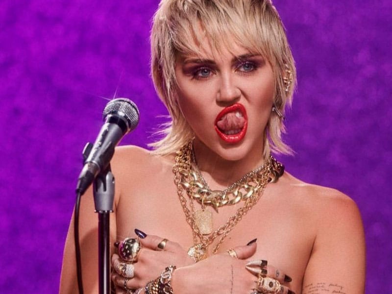 Miley Cyrus: “I was attracted to girls way before I ever was attracted to guys”