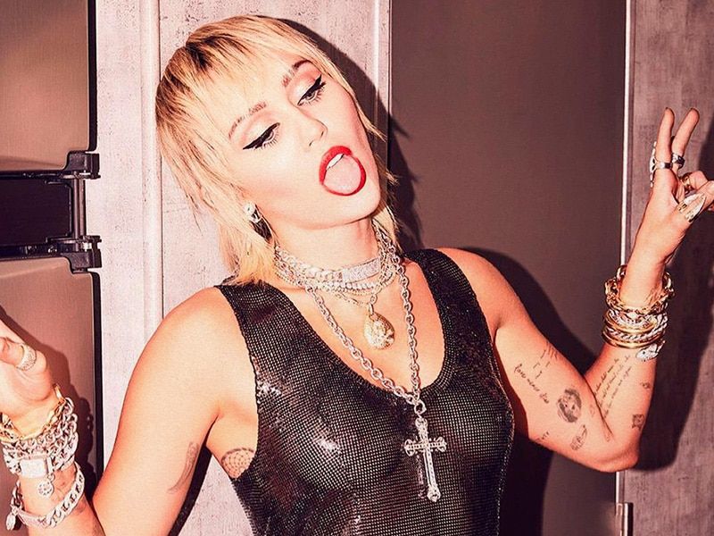 Miley Cyrus spent Halloween night giving unfollows