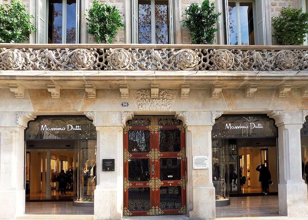 A closed Louis Vuitton store at Paseo de Gracia avenue on April 28