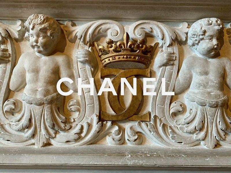 Adéntrate en el universo de Métiers D’art 2020 de Chanel