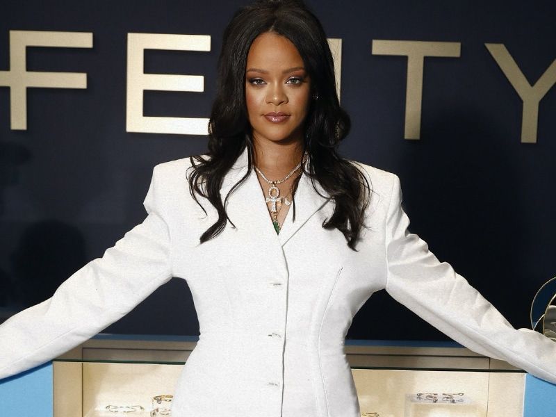 Rihanna announces the closure of her luxury brand Fenty