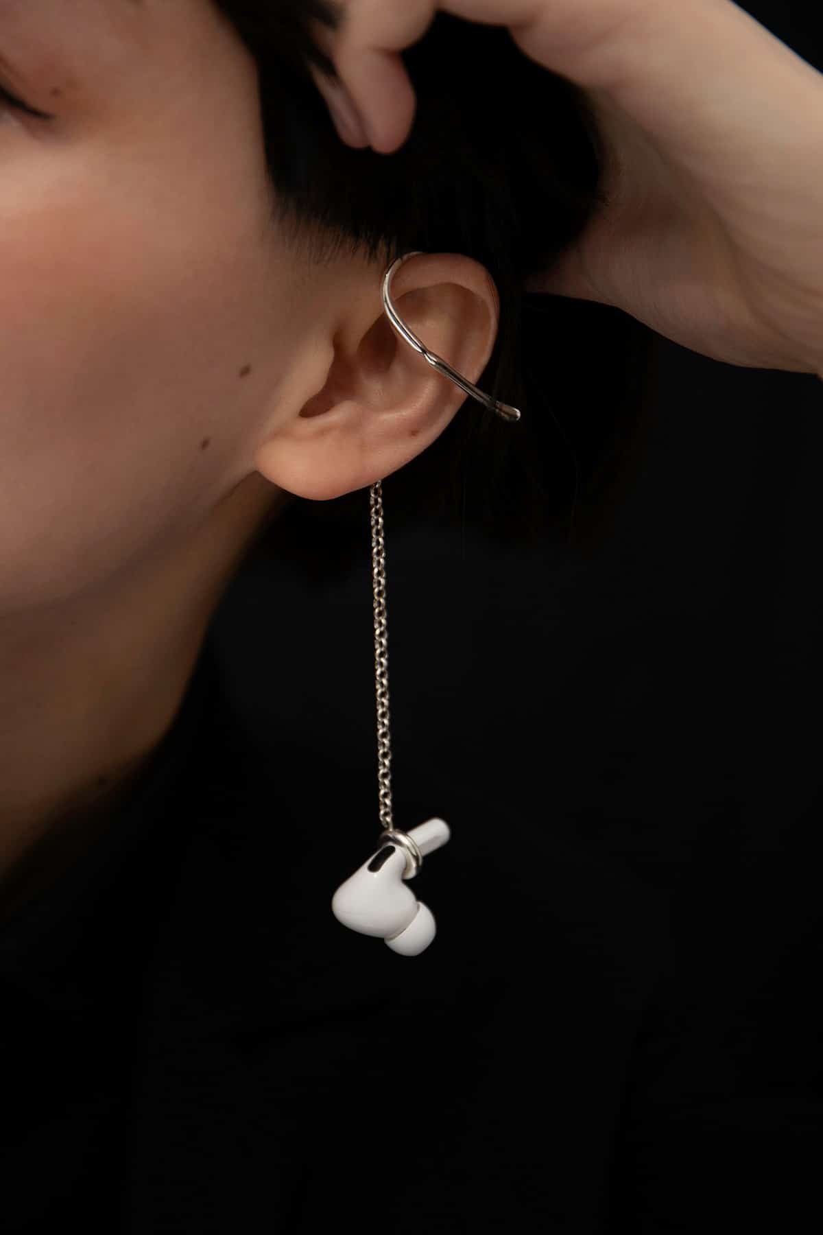 Louis Vuitton and its new Airpod earrings - HIGHXTAR.