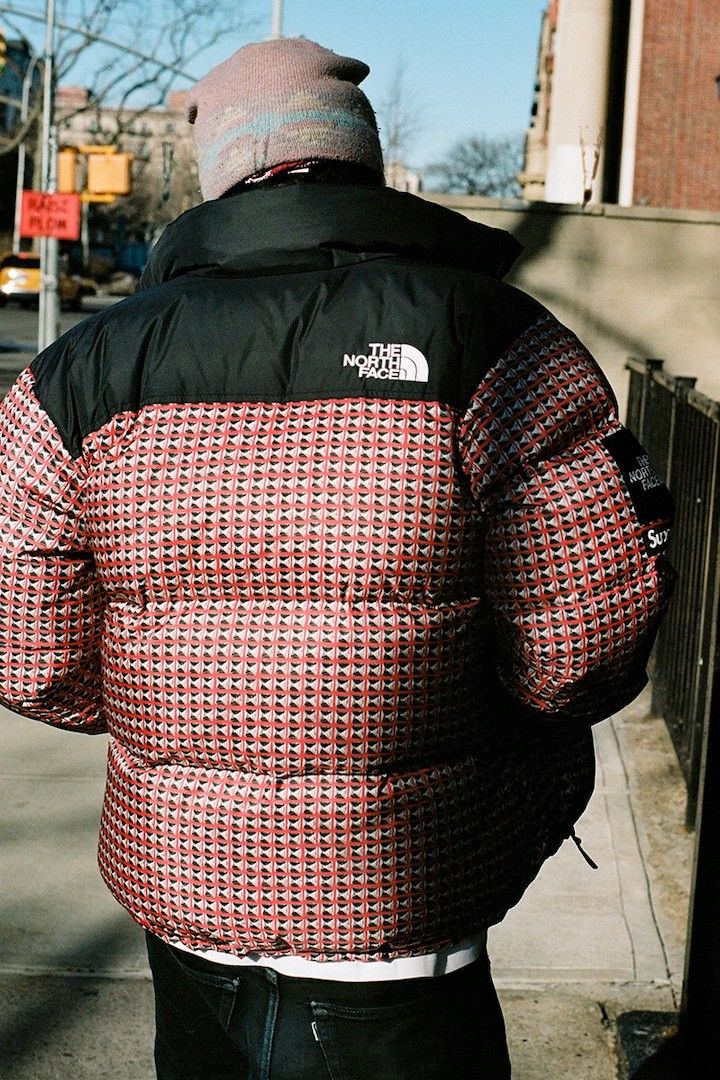 El nuevo plumas de Supreme x The North Face es una ilusión óptica que  tendrás que mirar muy de cerca