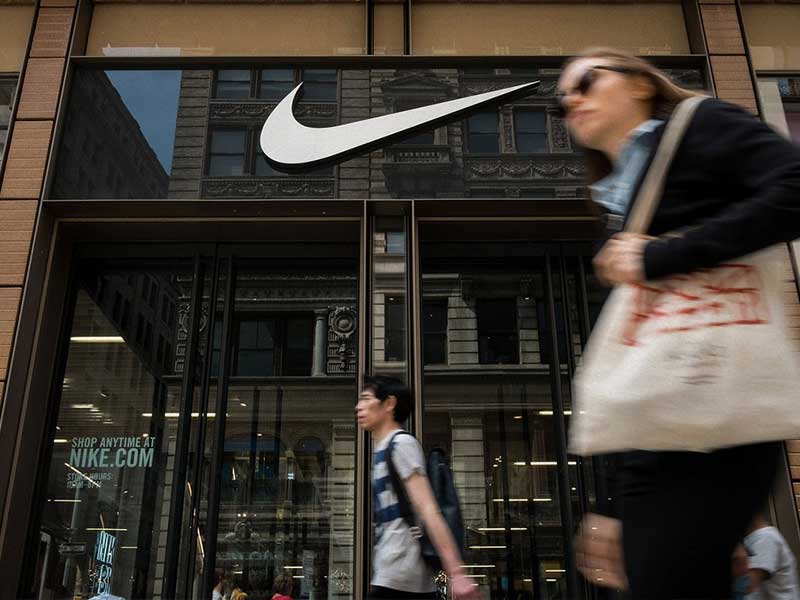 Nike no paga impuestos federales sobre la renta en los tres