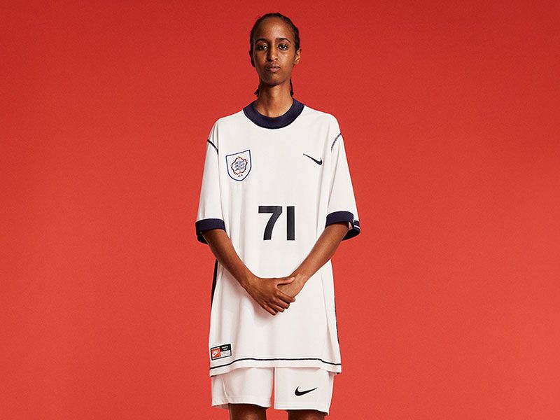 Martine Rose y Nike celebran el fútbol con esta camiseta de Inglaterra
