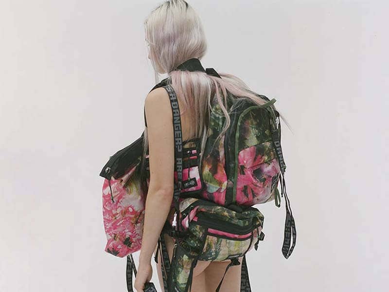 La colección de Aries x Eastpak: utilitarismo y tie-dye