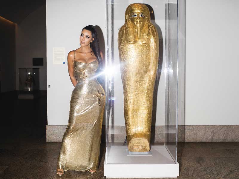 Kim solves the theft of a coffin stolen from Egypt