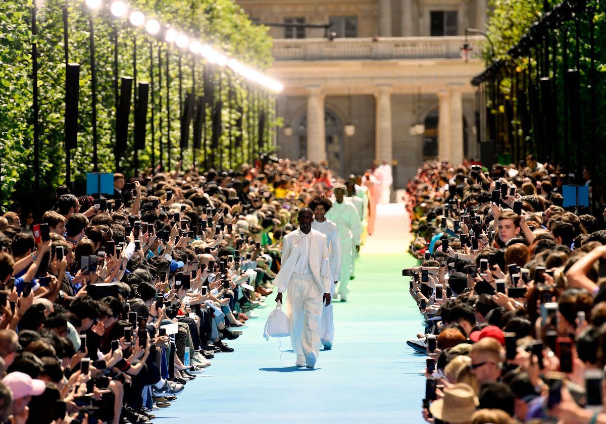 A la oficina con traje fucsia: así renueva Virgil Abloh la sastrería  tradicional para Louis Vuitton