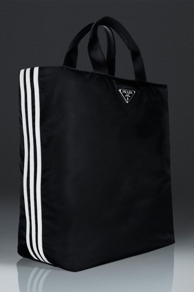 herir delicadeza semanal Prada x Adidas revela los bolsos y accesorios que componen la tercera  entrega - HIGHXTAR.