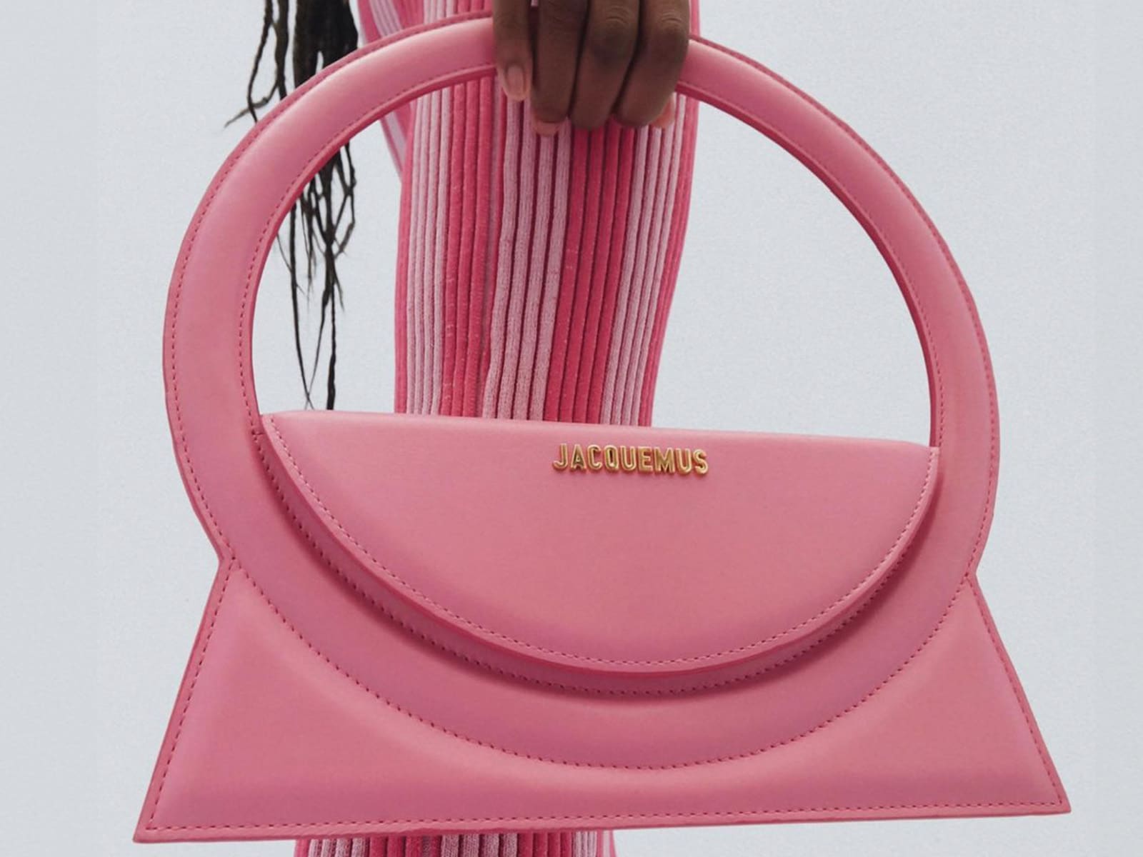 10 años después de su debut en la pasarela de Chanel, el Hoop bag conquista a las nuevas marcas de moda