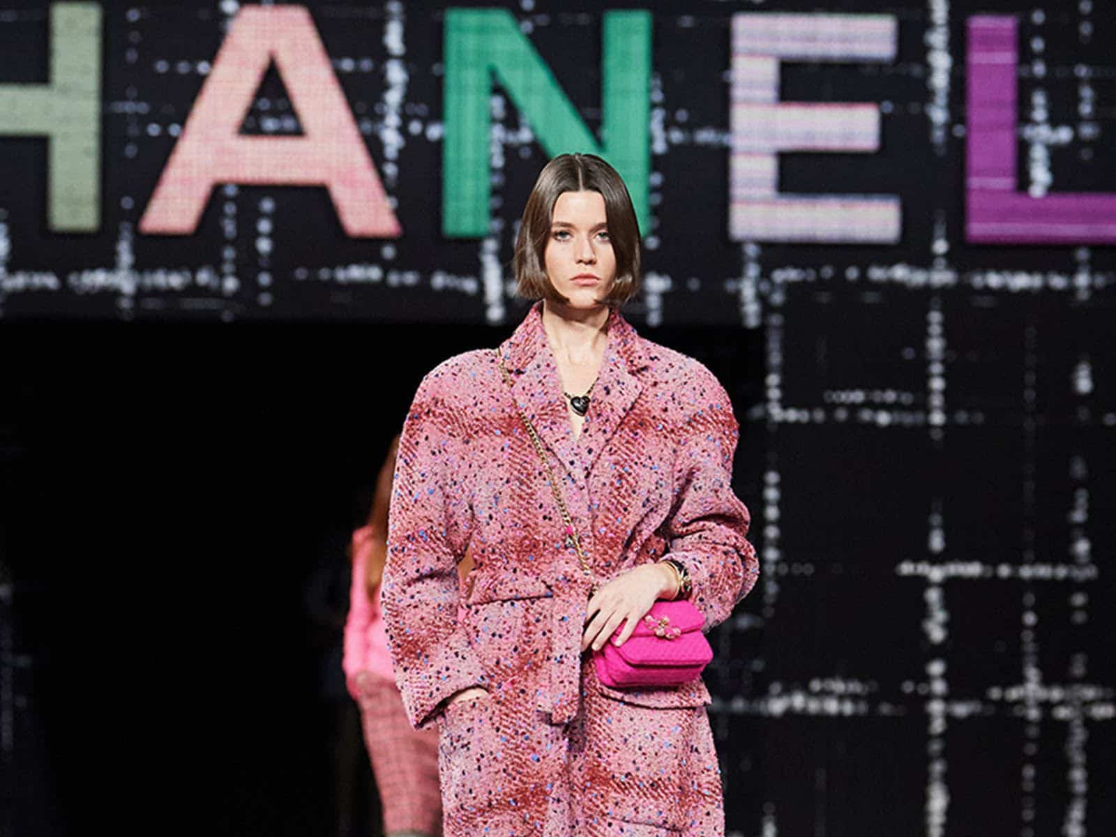 El tweed de Chanel domina la colección prêt-à-porter FW22