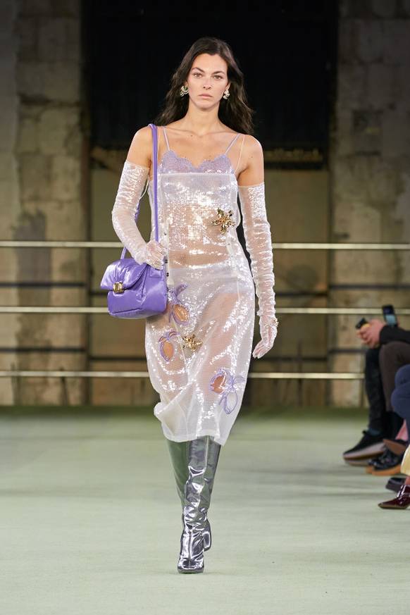 Vestidos transparentes en tendencia en la Semana de la moda de