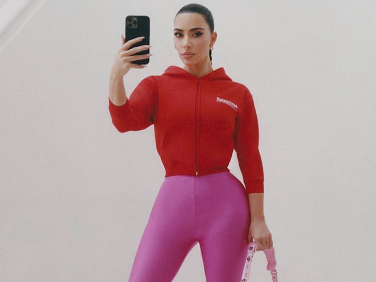 Kim Kardashian posa una vez más para Balenciaga