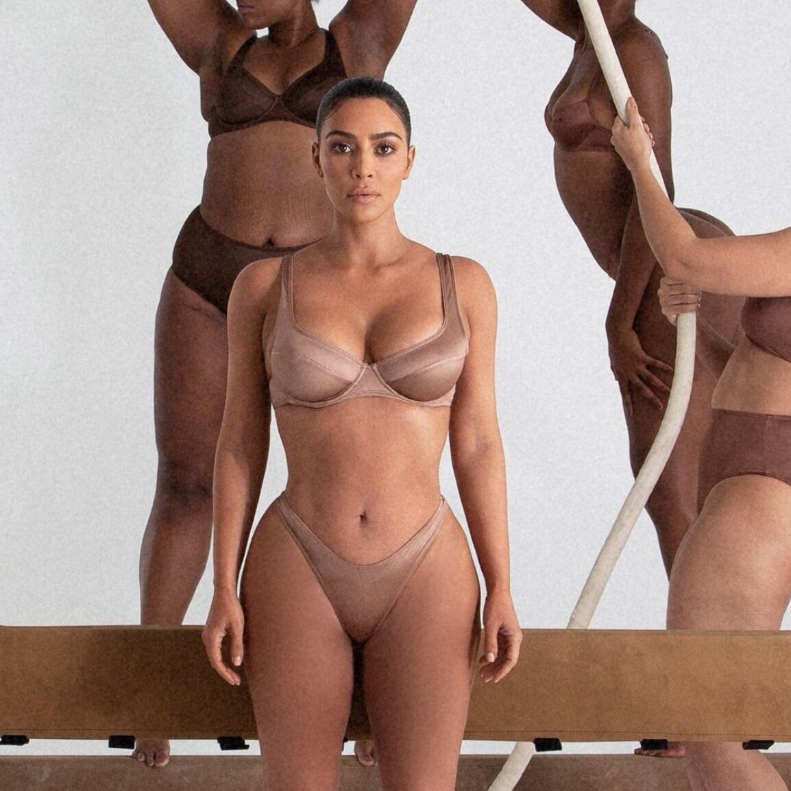 Эстетическое очарование Ким Кардашян: оригинальная и непредсказуемая силуэтная композиция ее тела