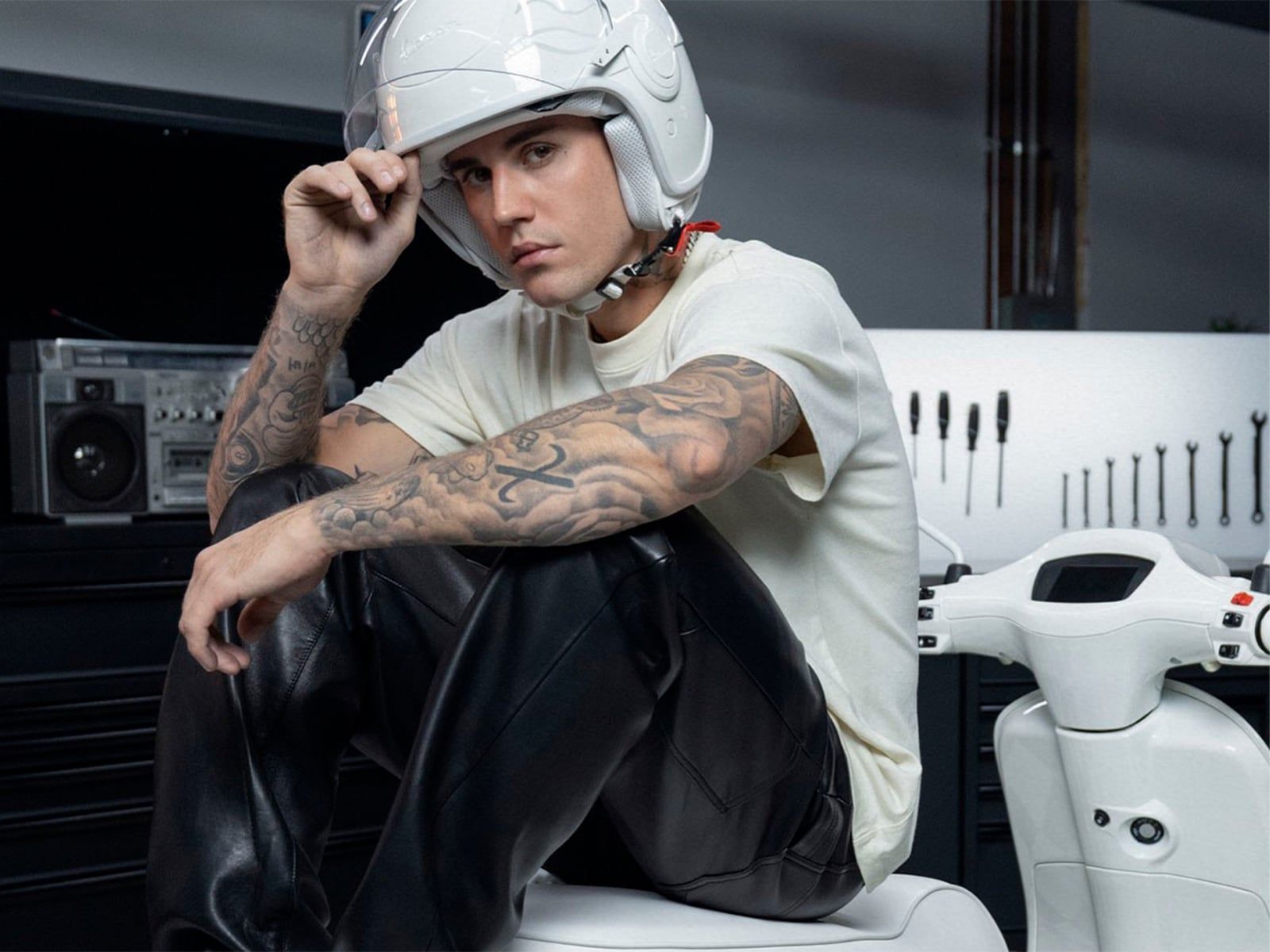 El minimalismo invade la Vespa diseñada por Justin Bieber
