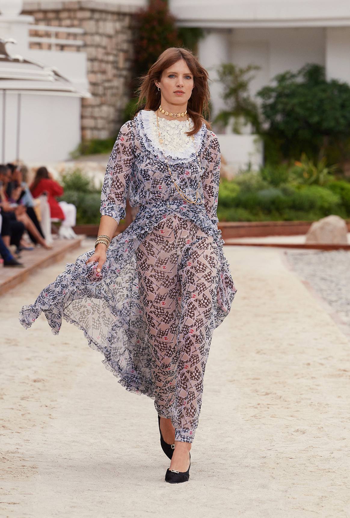 Relaxed airs and tributes in Chanel's Cruise collection 2022/2023