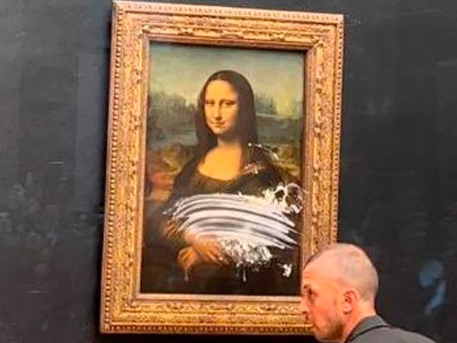 Un hombre disfrazado le pega un tartazo a la Mona Lisa