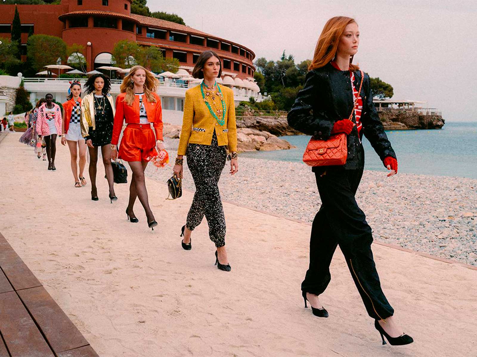Relaxed airs and tributes in Chanel’s Cruise collection 2022/2023