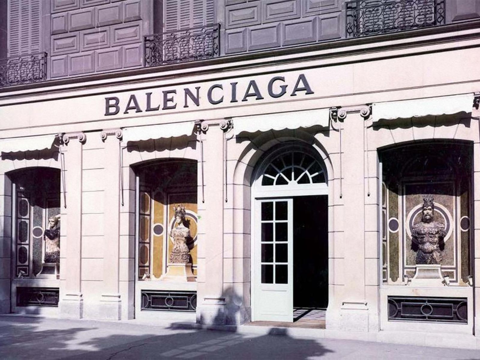 Balenciaga inaugura su primera tienda de alta costura en París