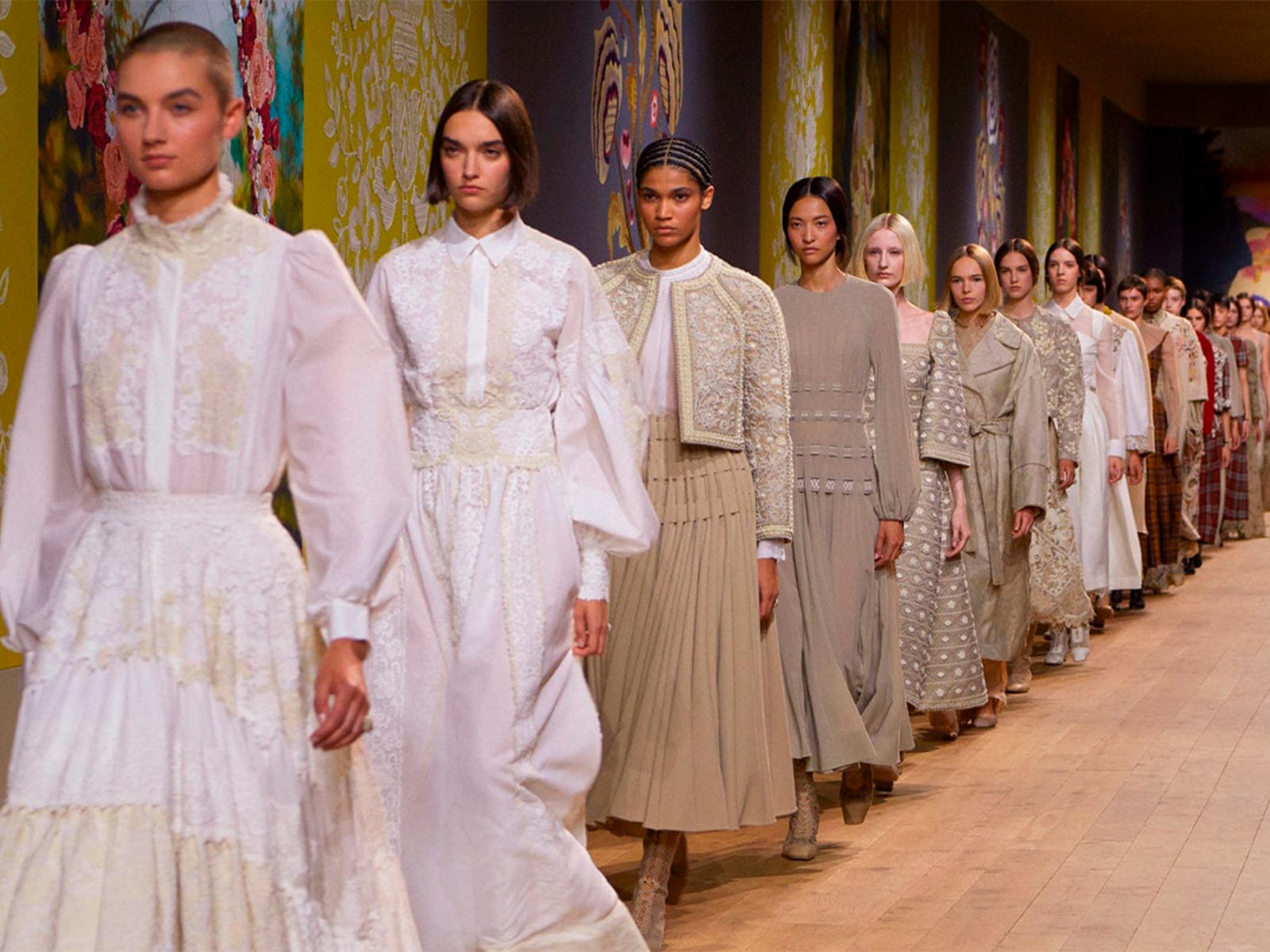 Religión, arte y moda se unifican en el desfile de Alta Costura de Dior FW23