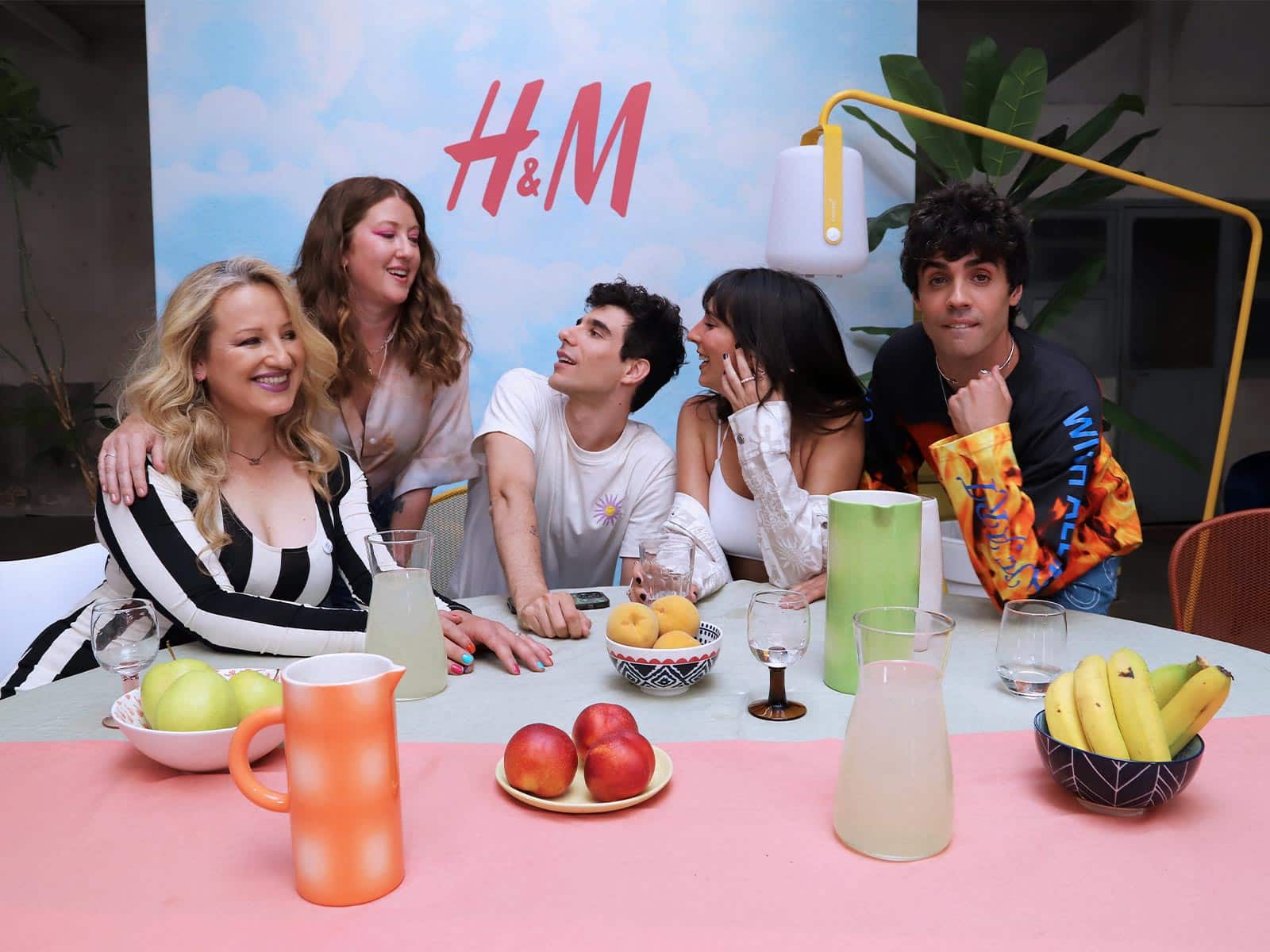 Javier Calvo, Javier Ambrossi y Lola Rodríguez conversan sobre “La familia elegida” de H&M