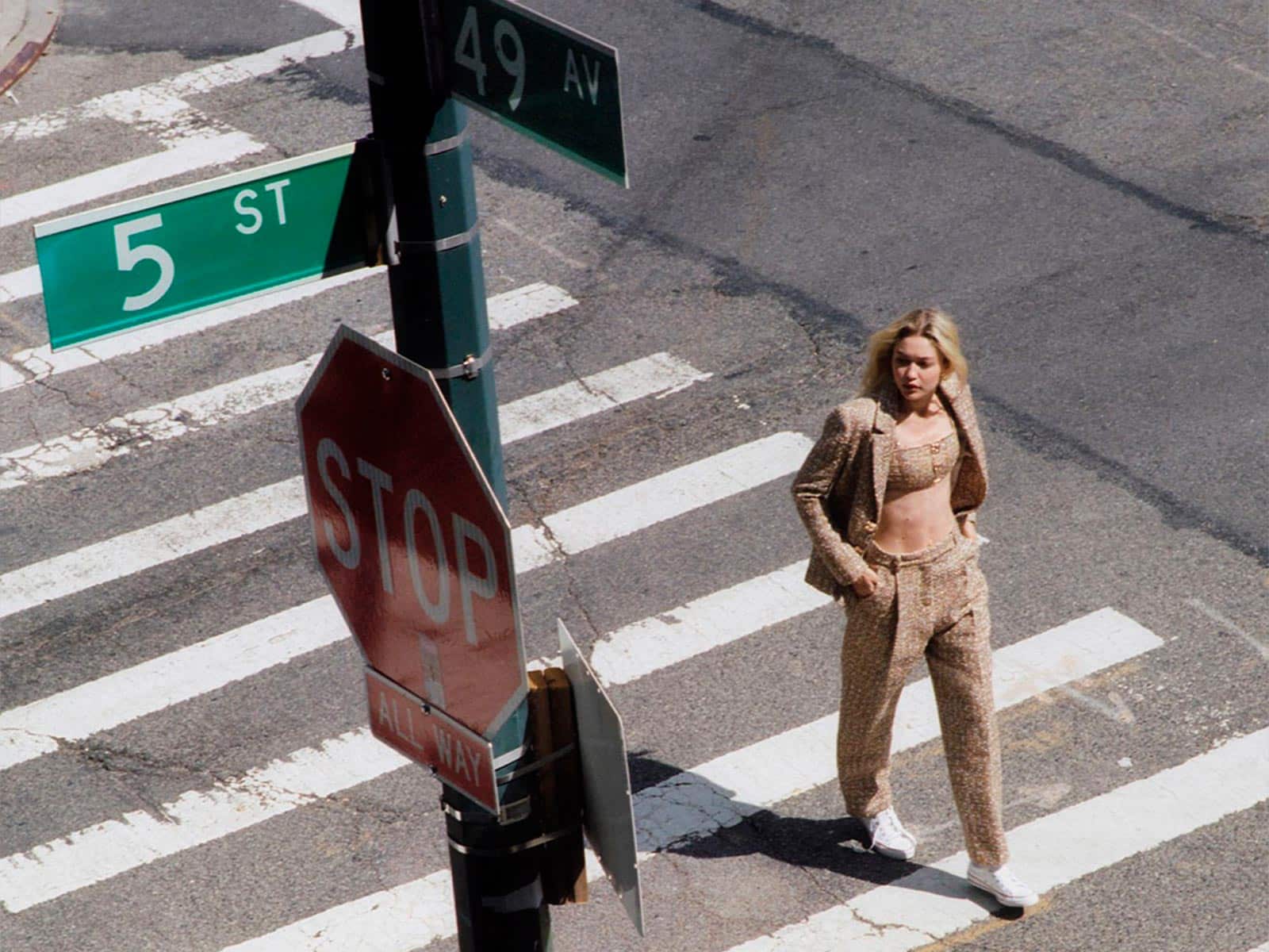 Gigi Hadid recorre las calles de Nueva York en la última campaña de Self-Portrait