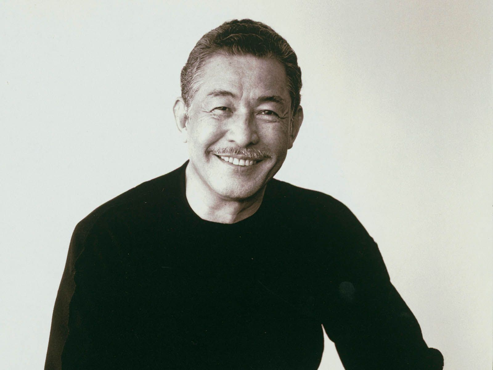 Fallece el icónico diseñador japonés Issey Miyake
