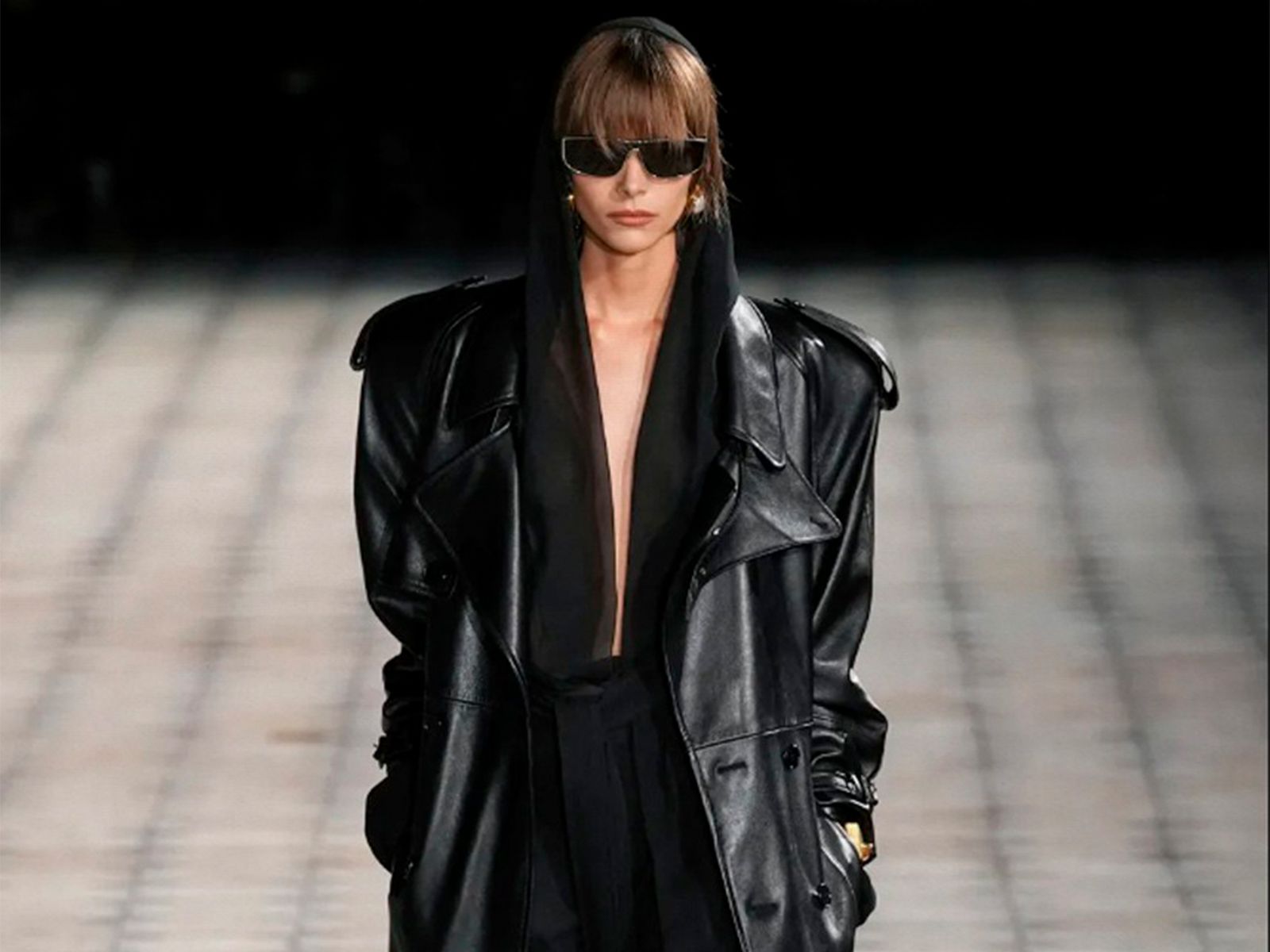 Sensualidad y elegancia se encuentran en Saint Laurent SS23