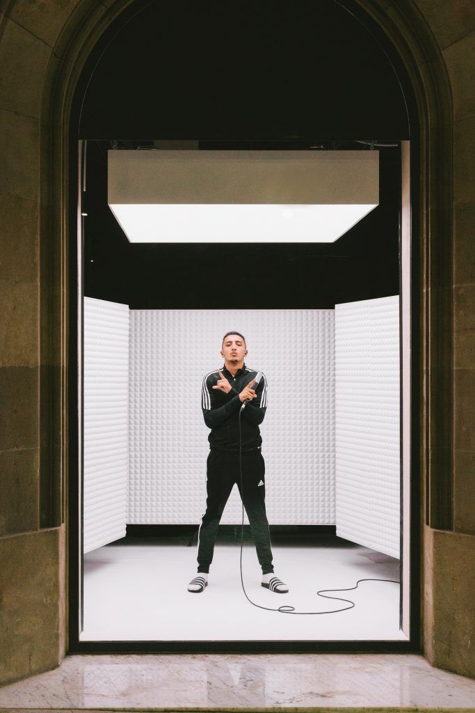 El actual Arqueológico barbería Morad inaugura la primera 'flagship store' de adidas en Barcelona con una  sesión musical en Gallery