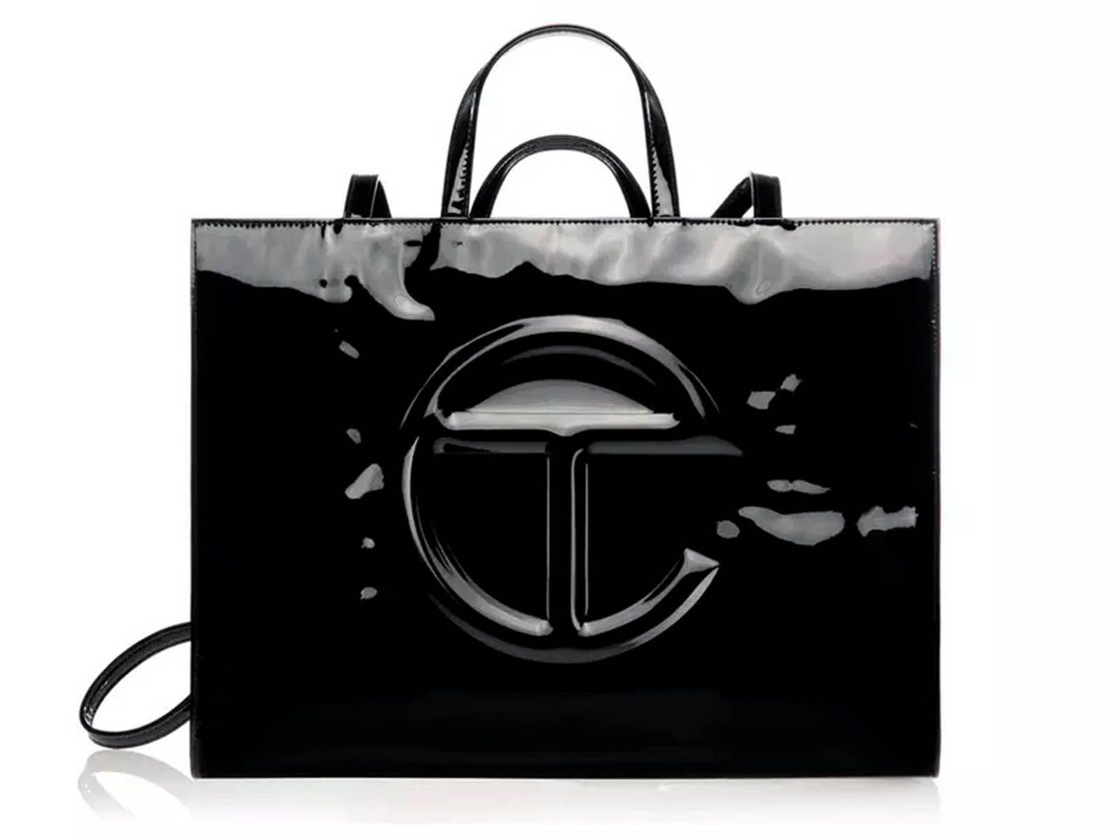 Telfar incorpora a su universo el shopping bag de charol