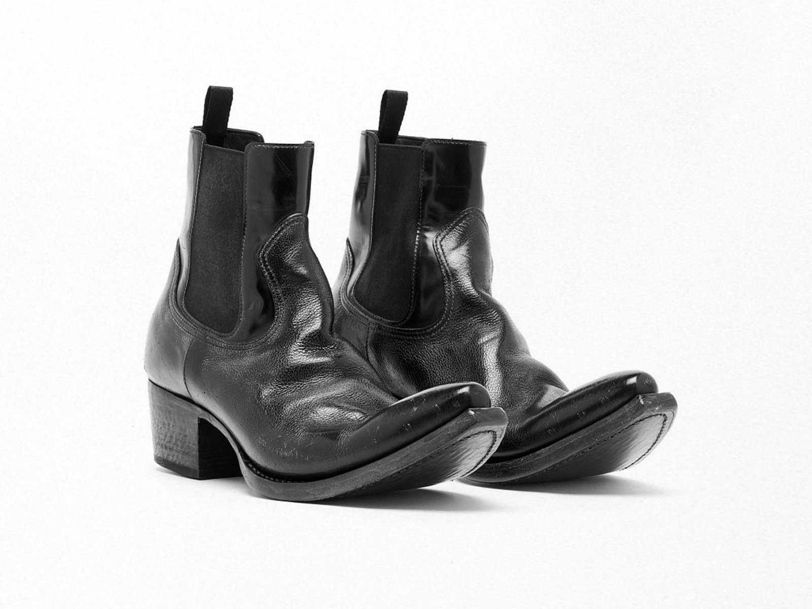 Las nuevas botas de Prada fusionan los conceptos de atemporalidad y modernidad