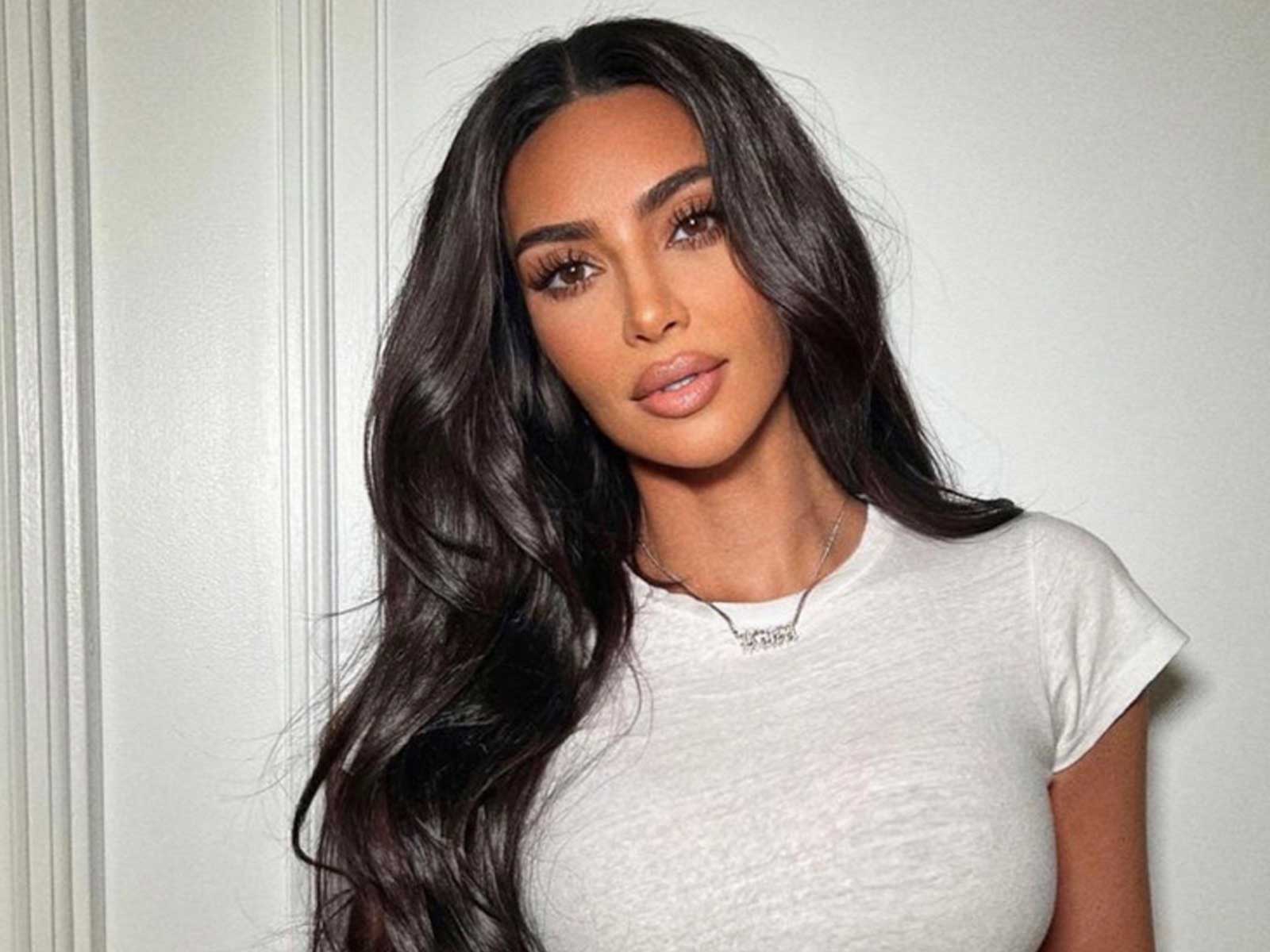 Here’s Kim Kardashian’s trick for XXL lashes