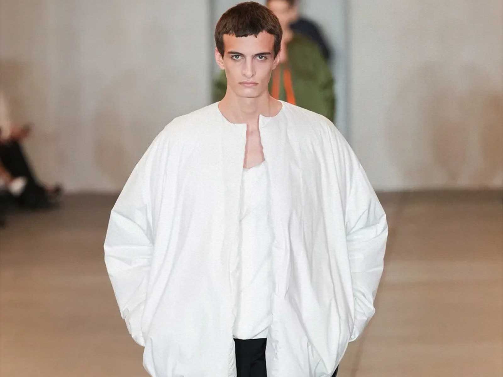 ‘LET’S TALK ABOUT CLOTHES’ de Prada es puro futurismo minimalista