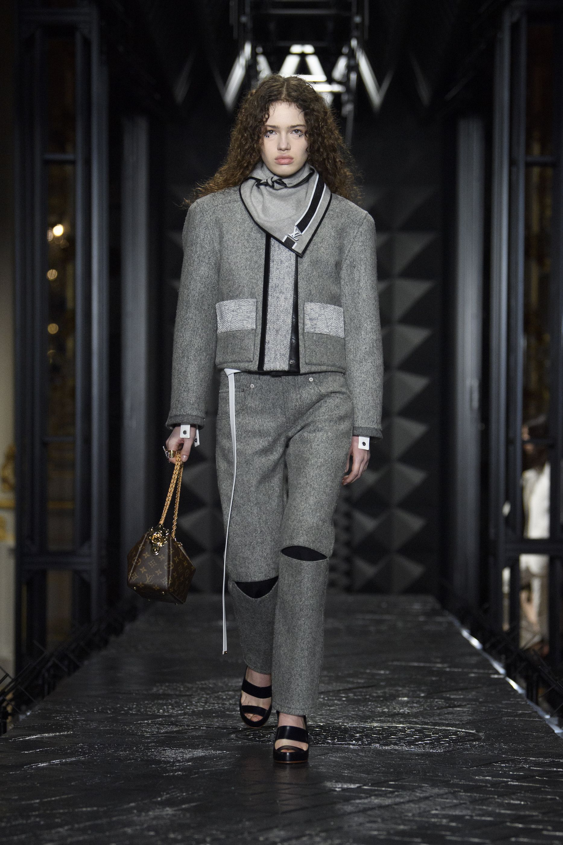 Un modelo lleva una creación para la colección de hombres Louis Vuitton  Otoño-Invierno 2012-2013 como parte de la Paris Fashion Week, Francia, 19  de enero de 2012. Foto de Nicolas Briquet/ABACAPRESS.COM Fotografía