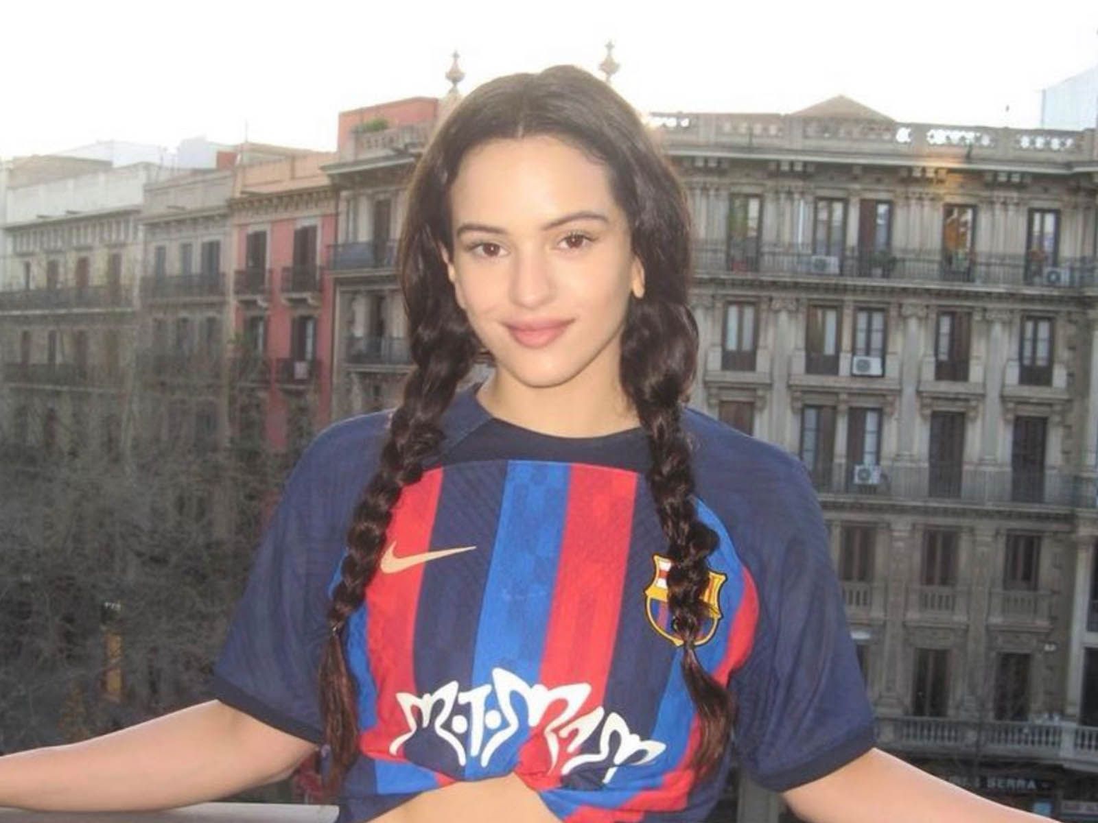 Ya está disponible la camiseta del Barça x Rosalía por 2.000€